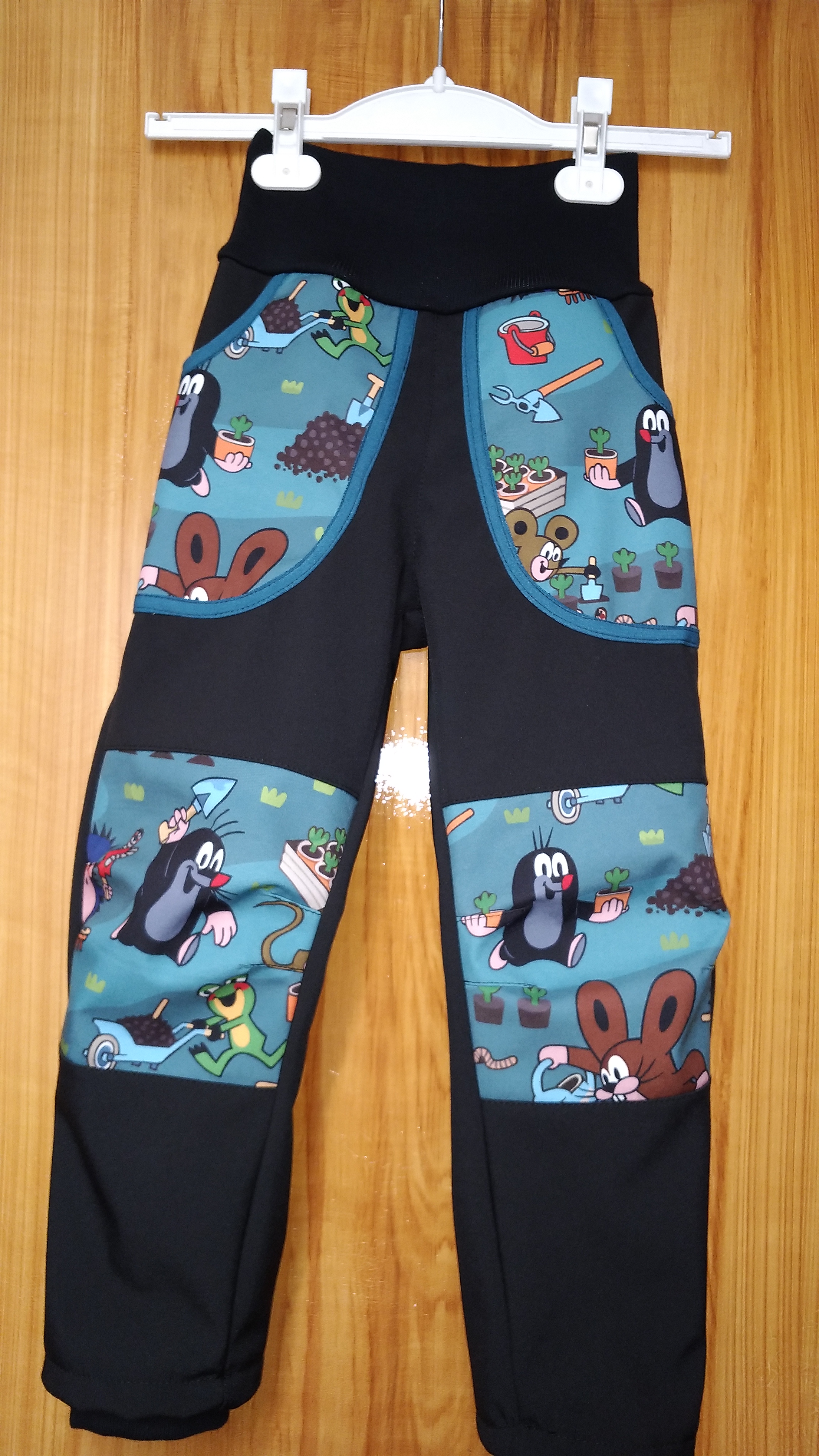 Kalhoty Softshell s kapsami - Černé s Krtkem, vel. 104