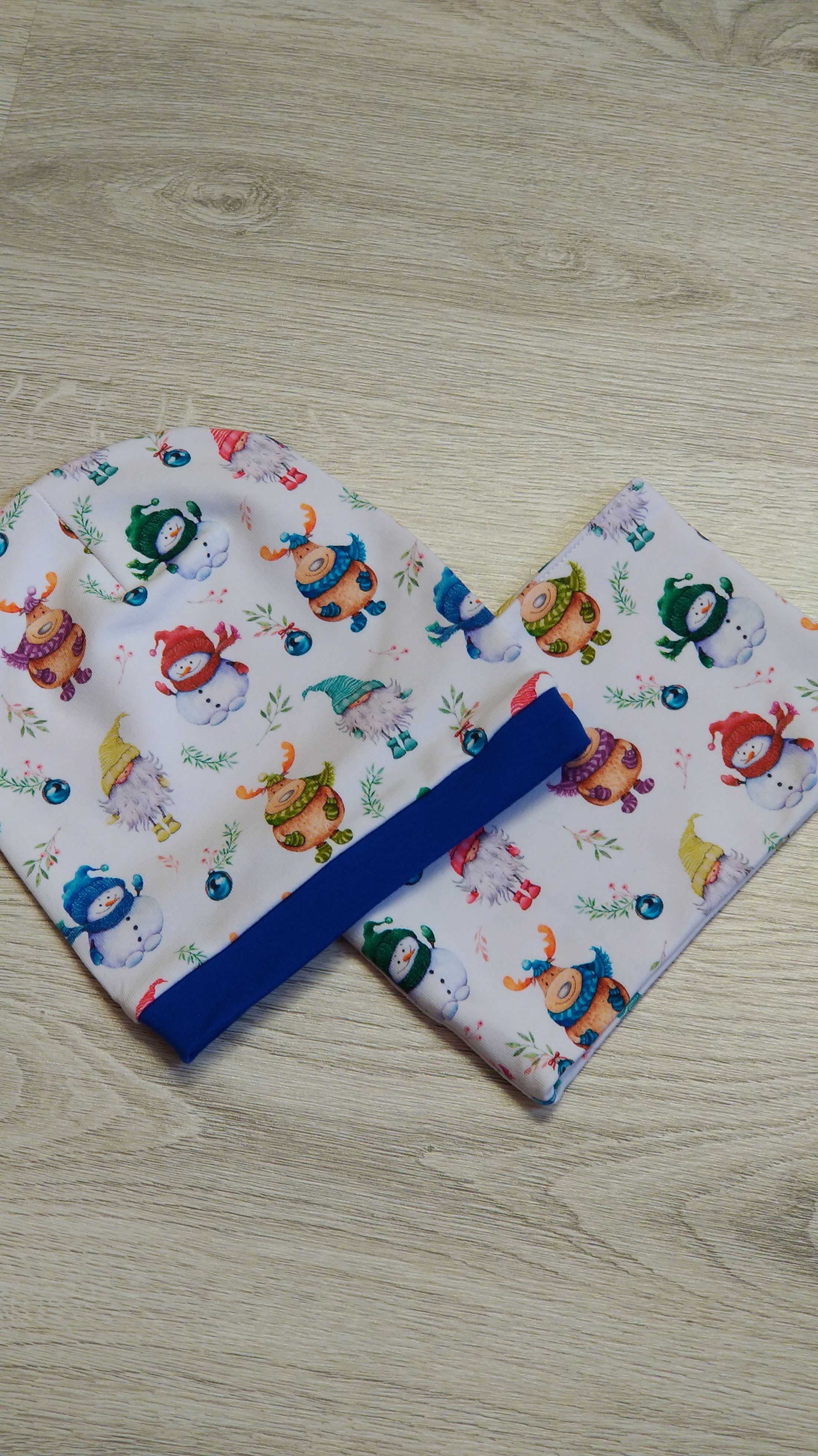 Čepice jednostranná s nápletem - Sněhuláci, sobi a skřítci