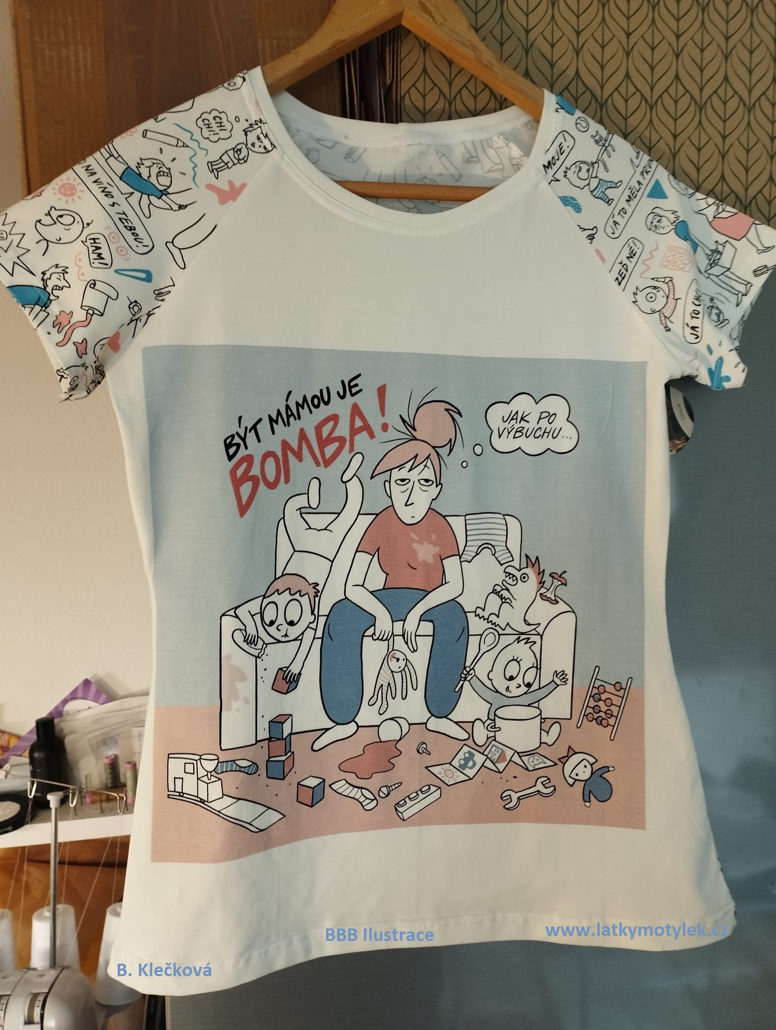 Panel úplet - Být mámou je BOMBA! Bílý gauč
