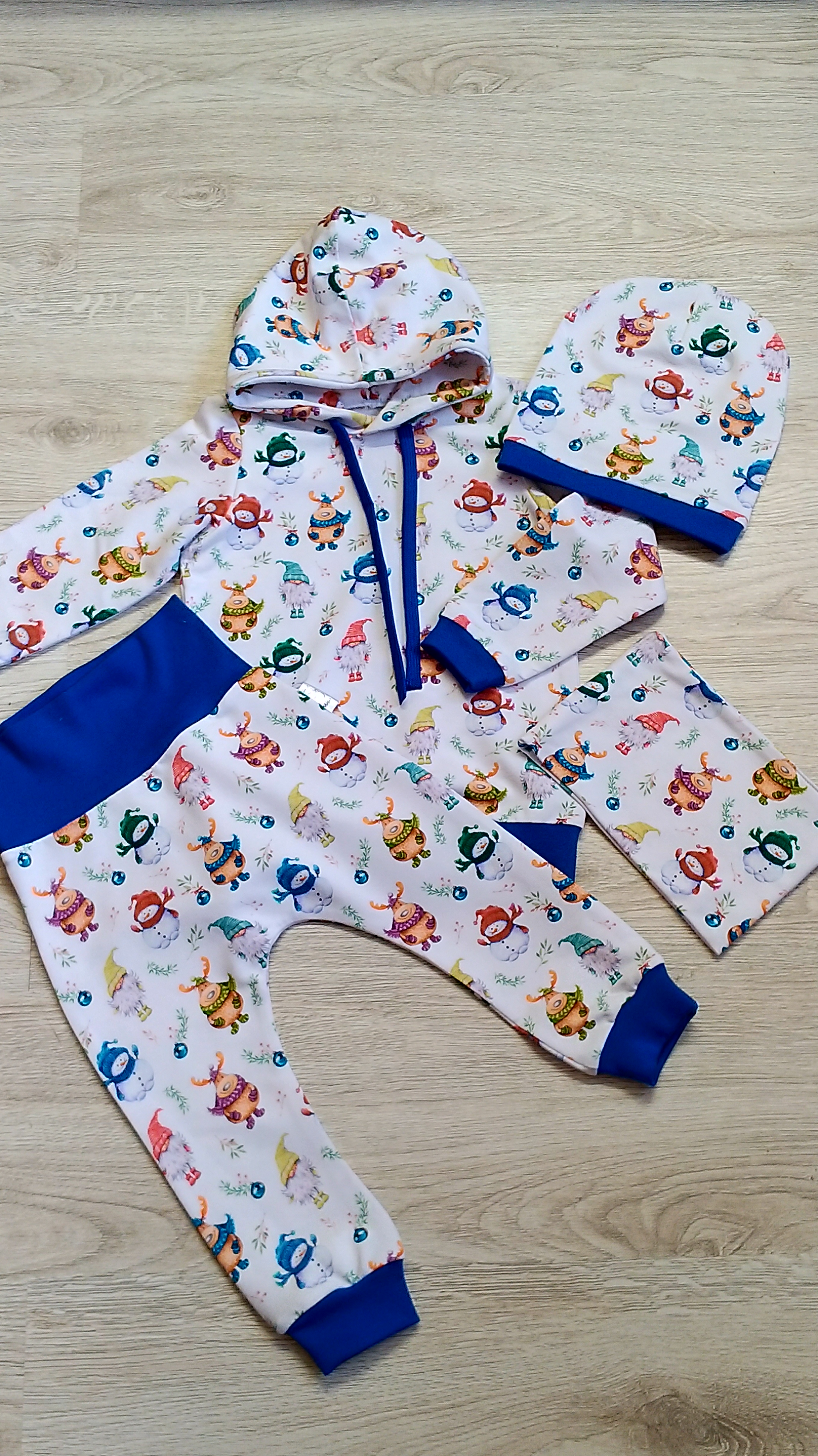 Čepice jednostranná s nápletem - Sněhuláci, sobi a skřítci