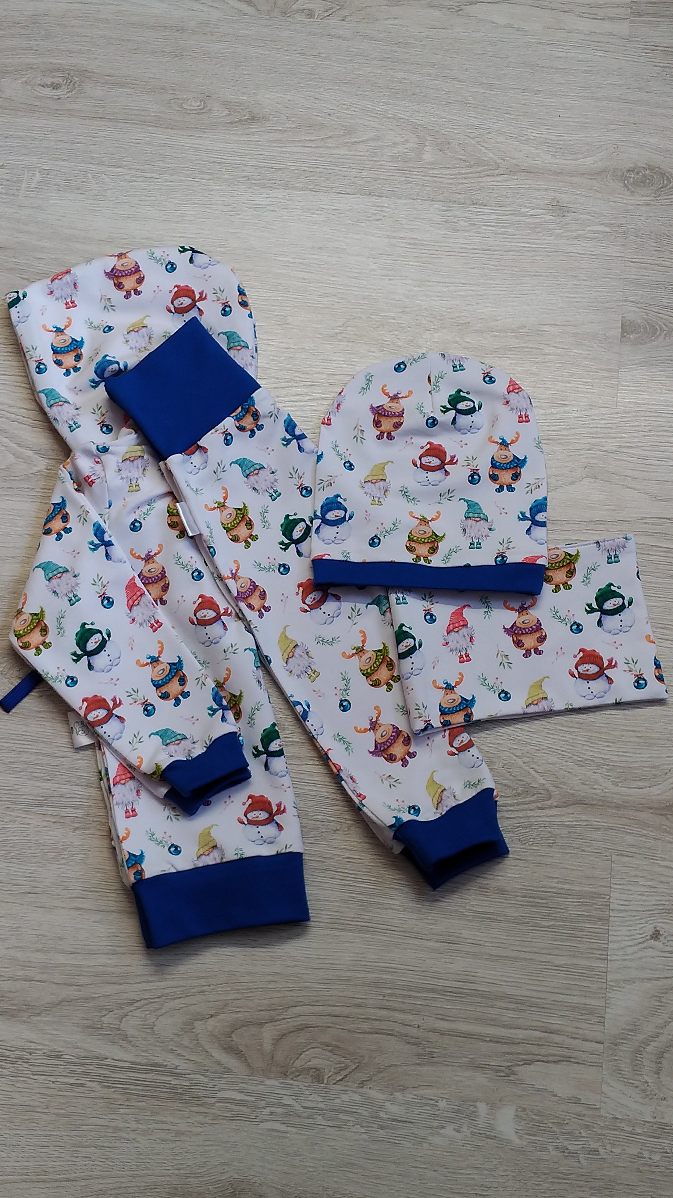 Čepice jednostranná s nápletem - Sněhuláci, sobi a skřítci