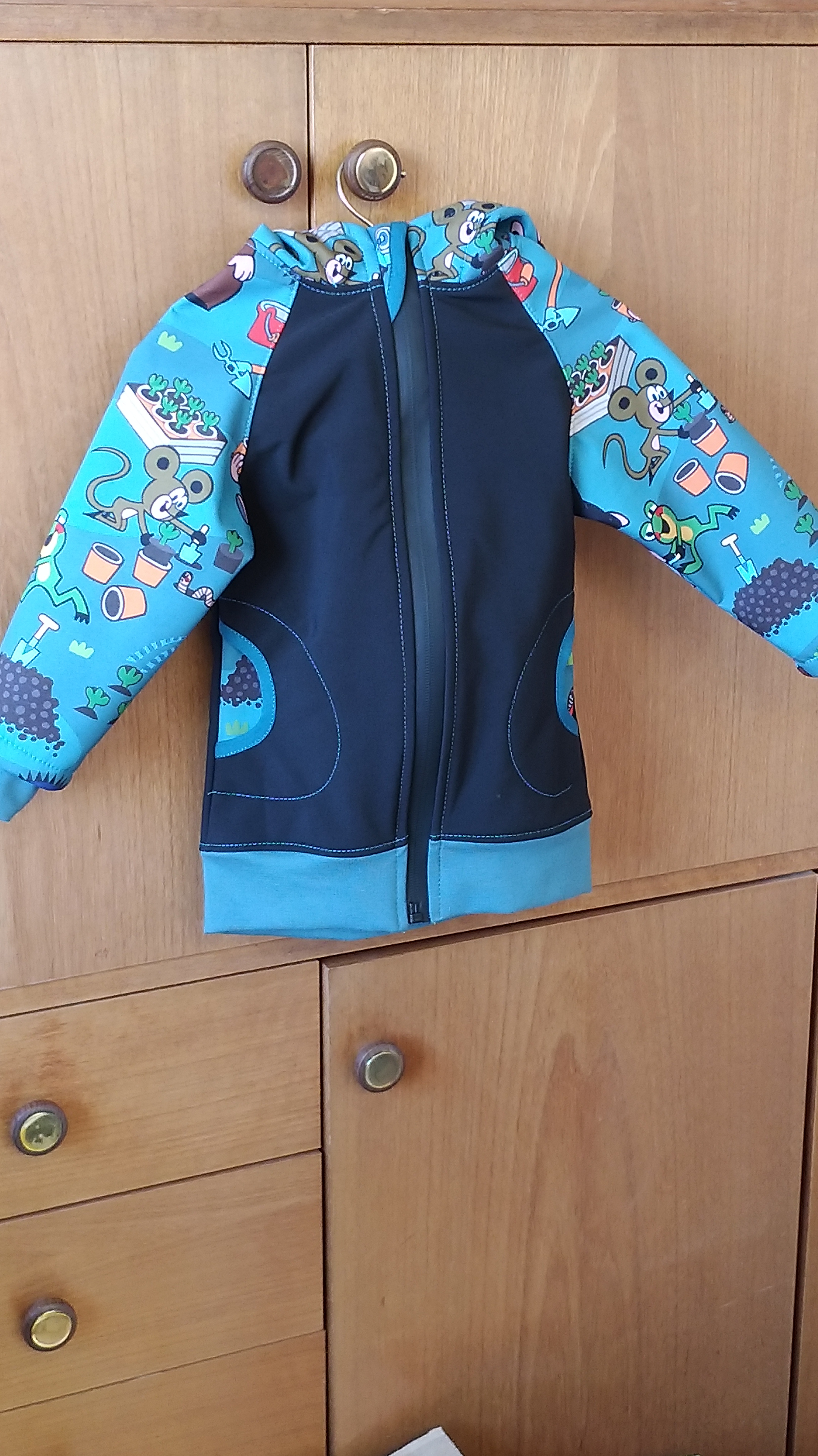 Softshellová bunda s kapucí a kapsami s Krtkem, vel. 92/98